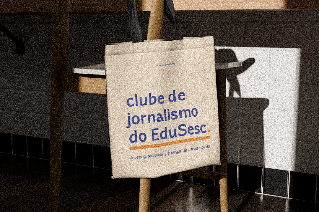 Tote bag de algodão cru com a marca do clube e a assinatura “Um espaço para quem quer perguntar antes de responder”