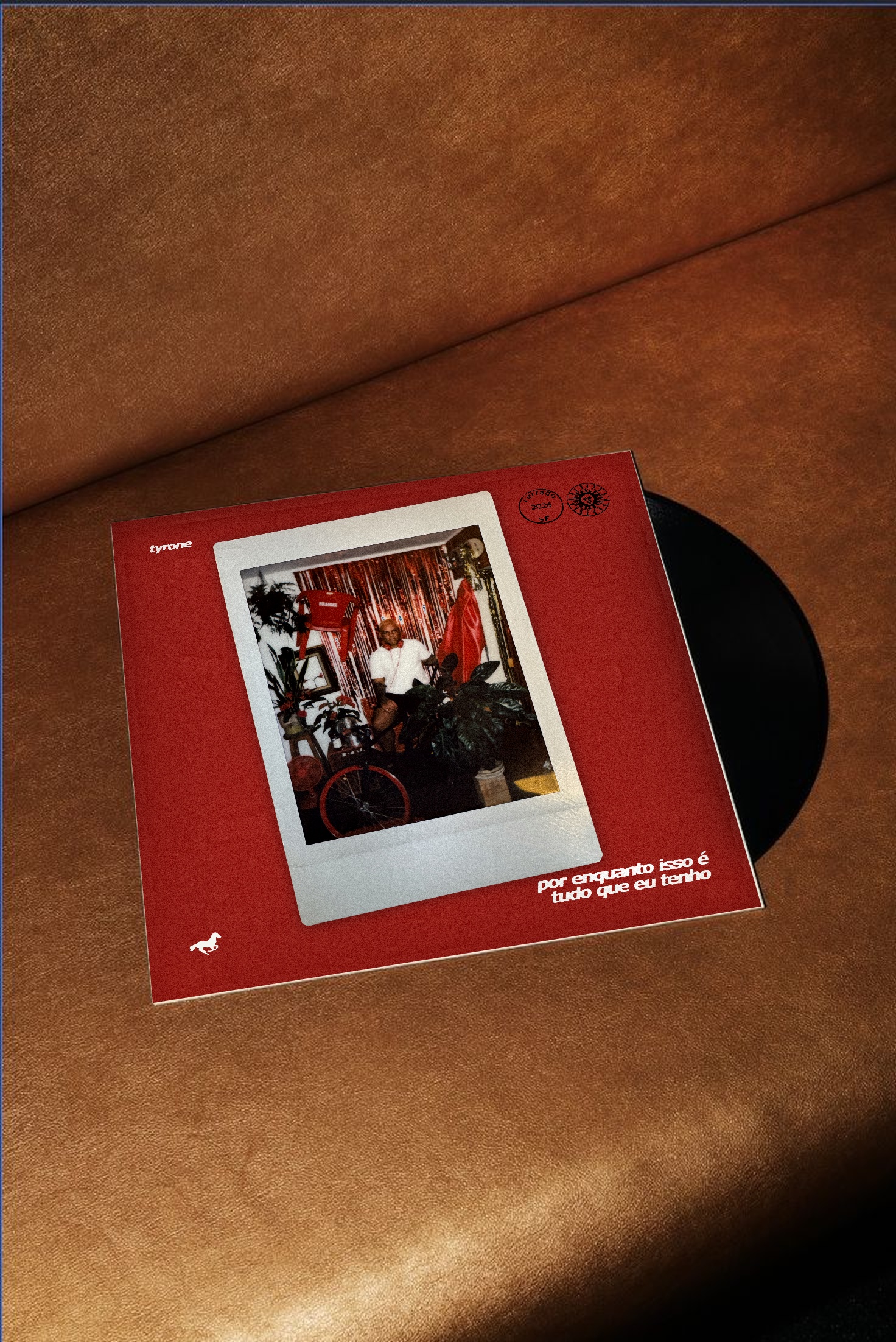Mockup do disco de vinil com a capa do EP sobre um sofá de couro